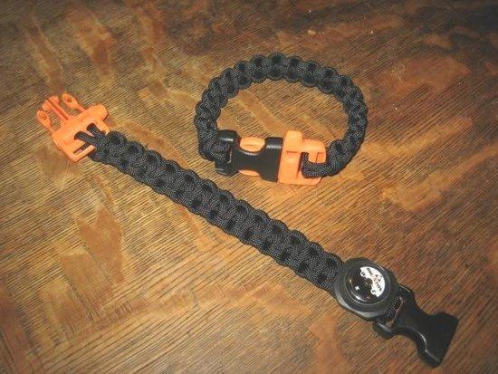Paracord survival bracelet