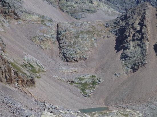 Photo shows the shortcut. The triangle of tundra is above the tarn, the route left of the rock band.