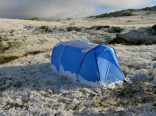 1684 Blue tent Autumn snow