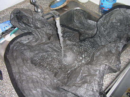 Trail lite designs cloud cape of 1.26 cuben filling with water