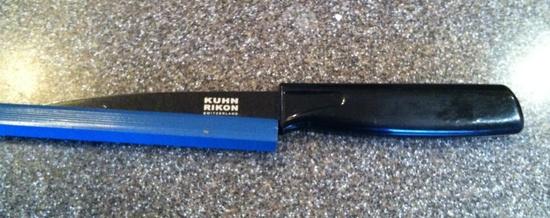 Report cover retainer as knife edge guard