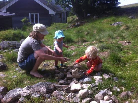 playing outside Snellingen cabin