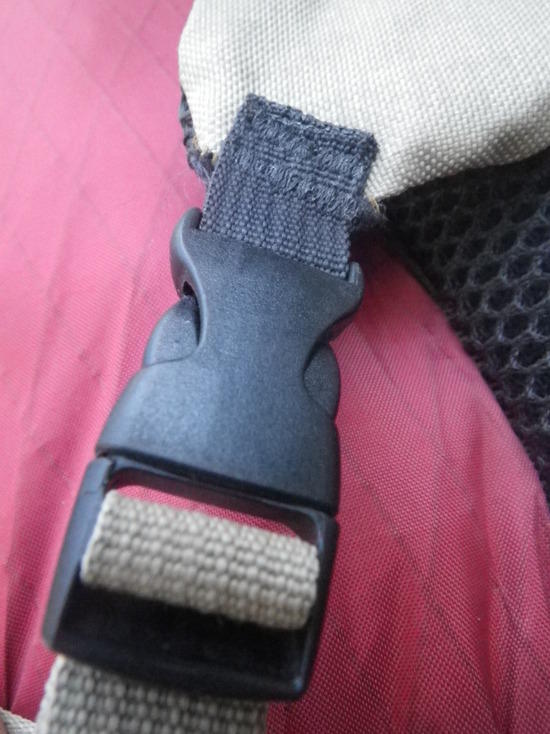 Shoulder strap buckle
